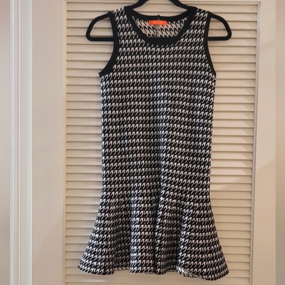 Lulumari- Black & White Houndstooth Pattern Sleeveless Dress